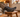 Bild: Gemütlicher Feierabend mit warmen Wollsocken auf dem Sofa und einer Heizung im Hintergrund.
