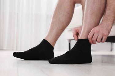 Bild: Schwarze Socken ohne Bund