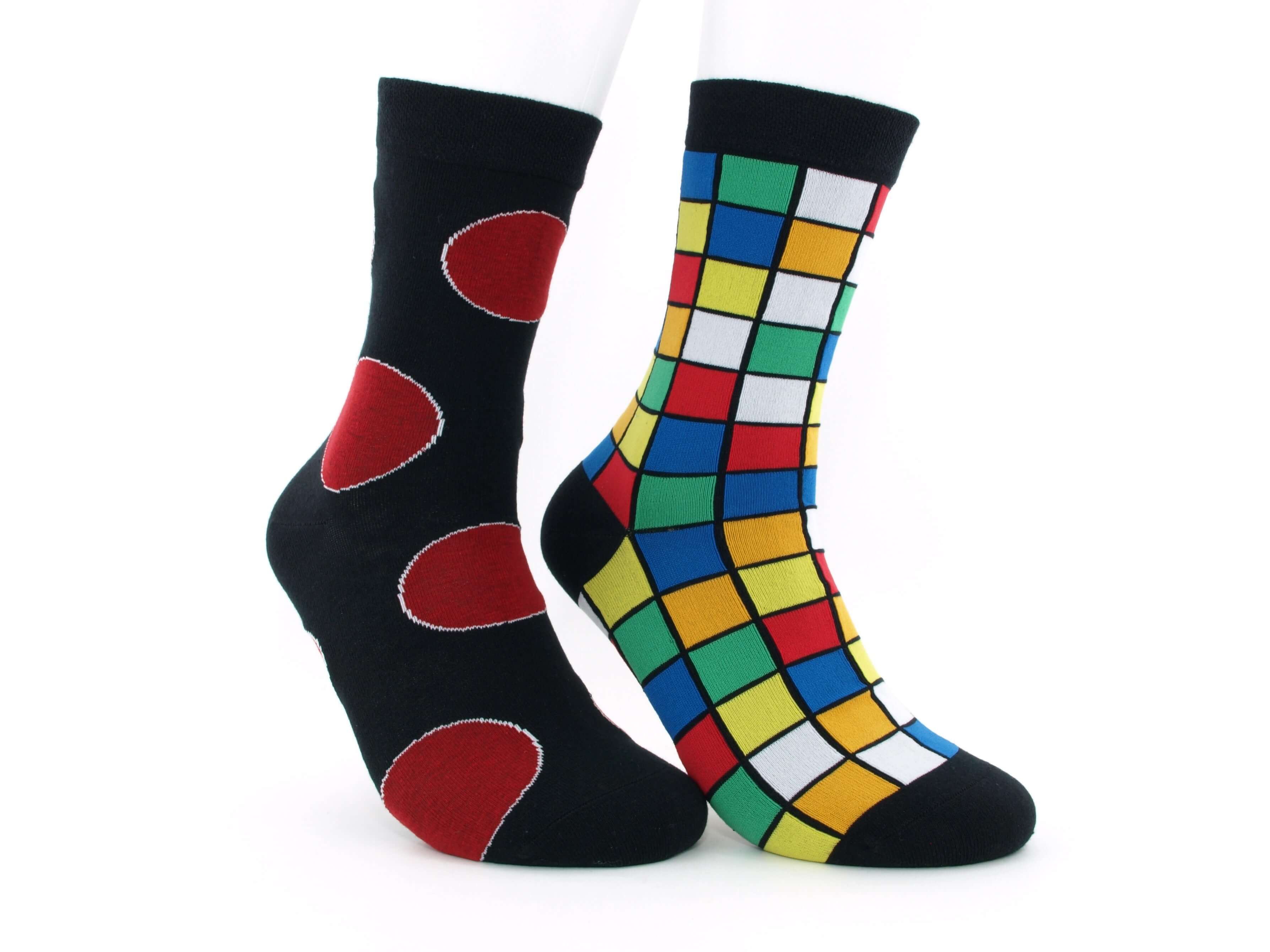 Bild: Bunte Herrensocken rote Kreise Vorderansicht
