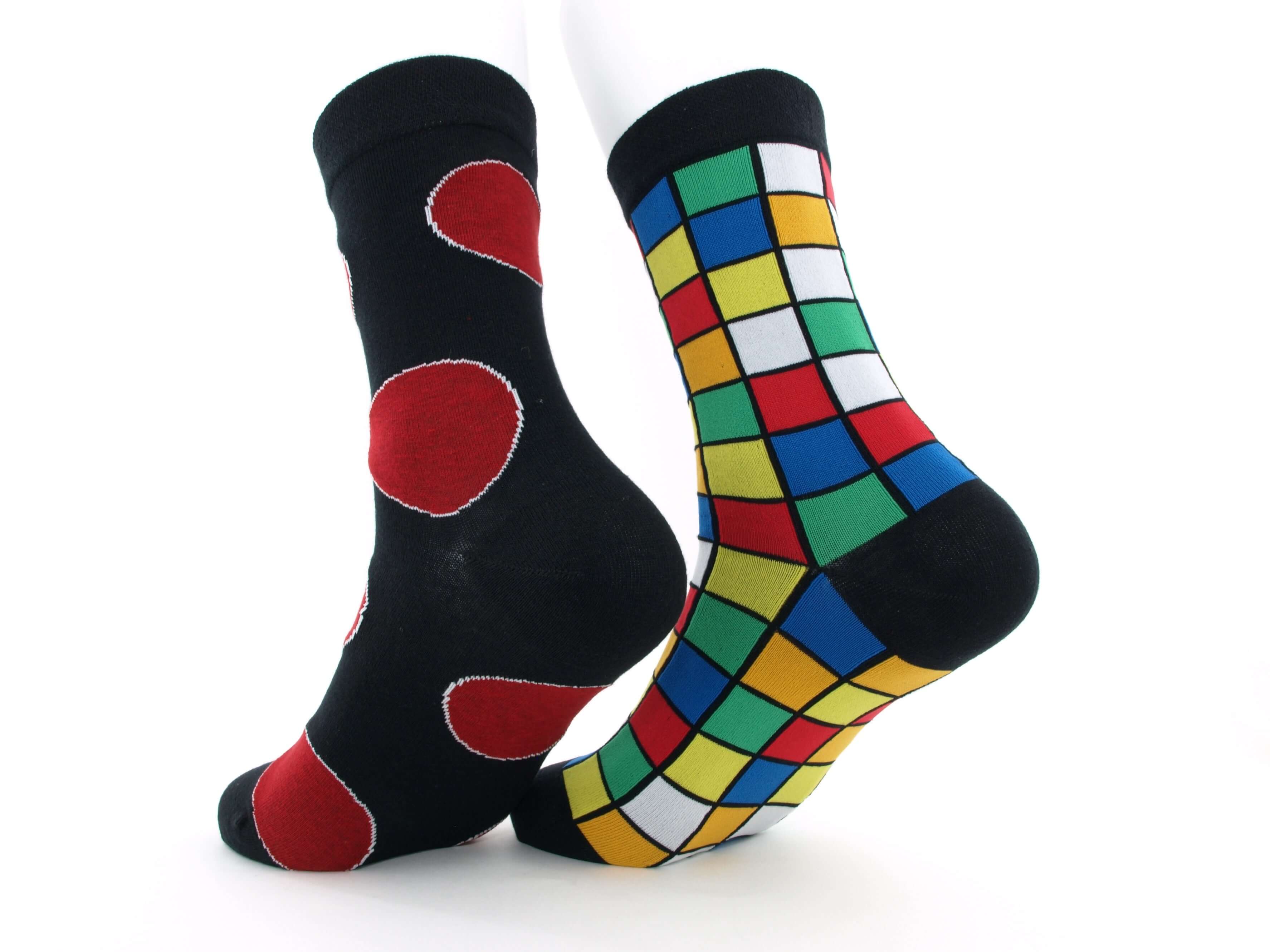 Bild: Bunte Herrensocken rote Kreise Rückansicht